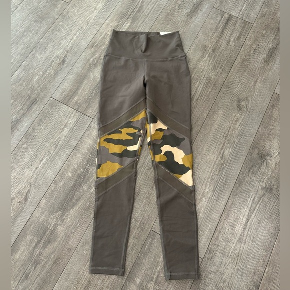 AERIE the hugger camo leggings 🤍 - Picture 3 of 10
